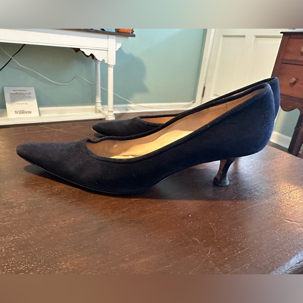 *** Manolo Blahnik size 40 1/2 Navy Suede Pumps - Gorgeous!